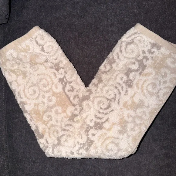 Elegant Cream and White Towel Set - Picture 4 of 6